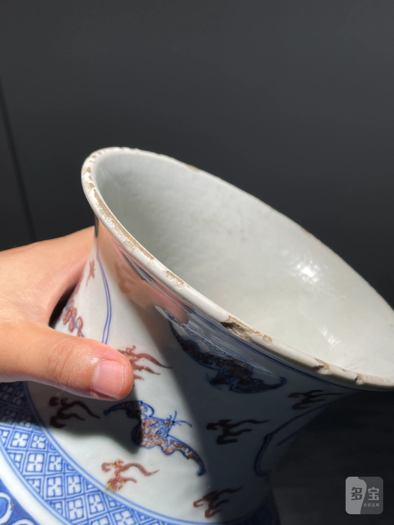 清乾隆 青花釉里红狮子绣球纹观音瓶 - 图18